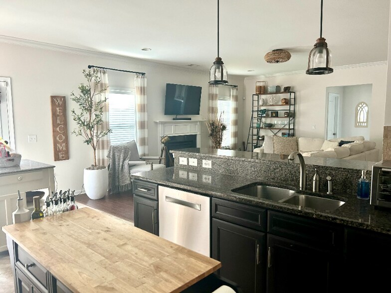 Building Photo - 430 Sanders Farm Ln