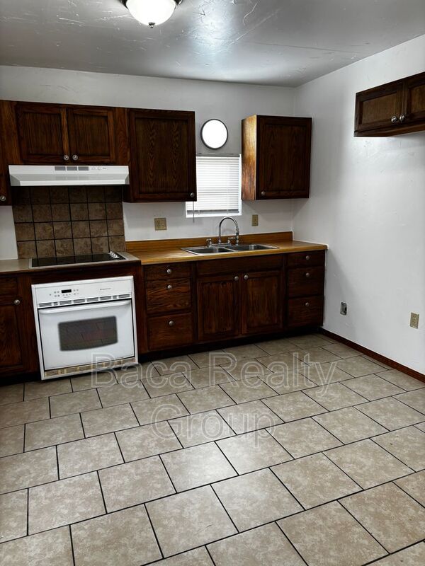 Building Photo - 112 E Jenkins St