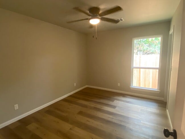 Building Photo - 207 E 3rd St