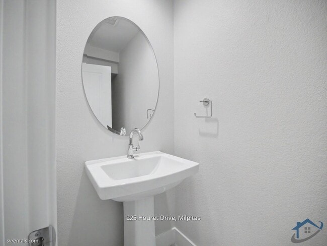 Building Photo - 225 Houret Dr