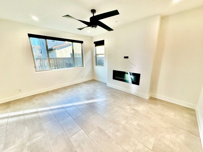 Building Photo - Newly Built 3/2.5 Home in Tesoro Viejo Community