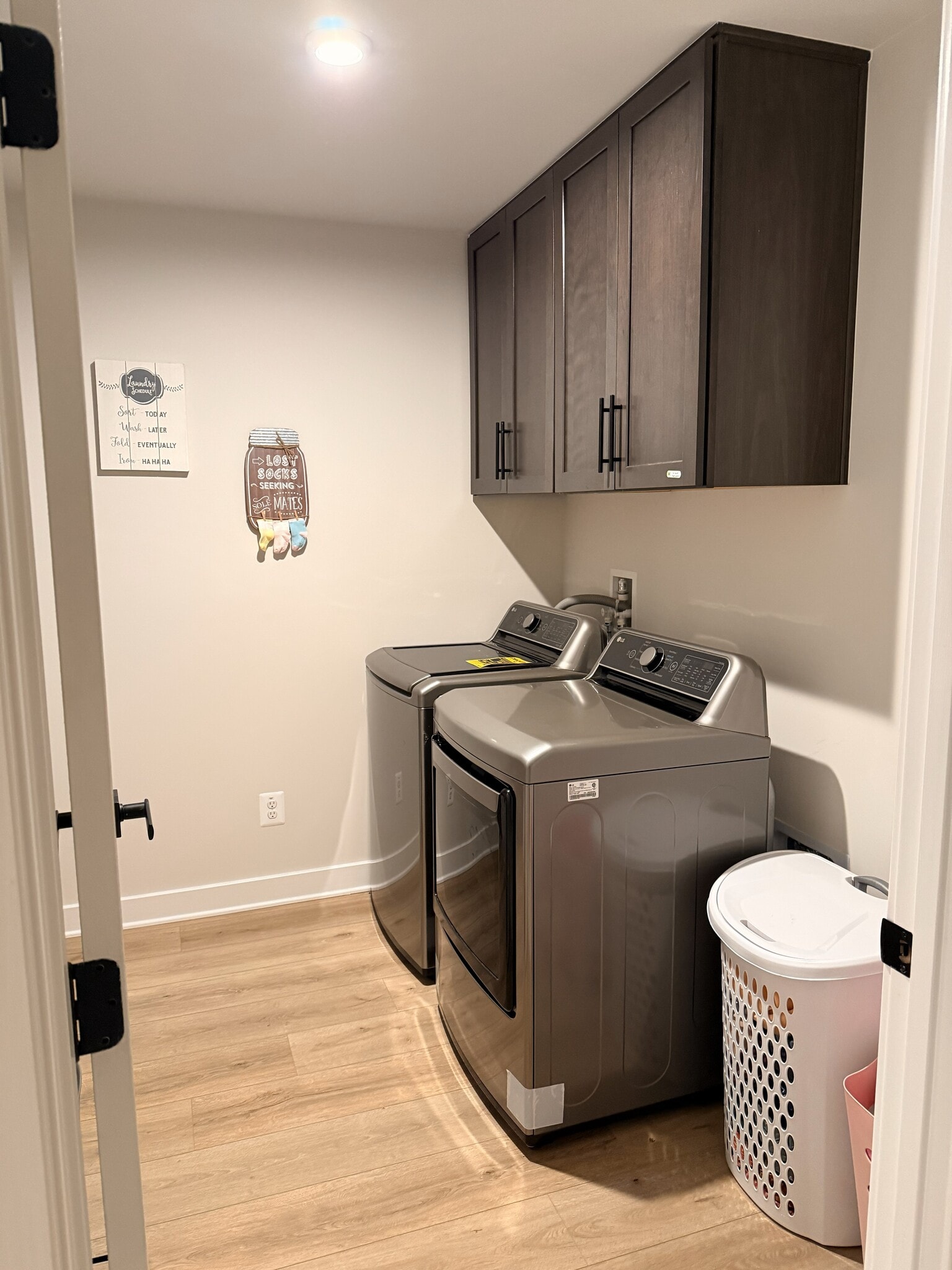 Laundry Room with cabinets - 3212 Vanessa Dr