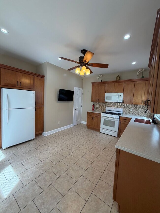 Building Photo - Spacious 3 Bedroom Home – Backyard + Porch Included!