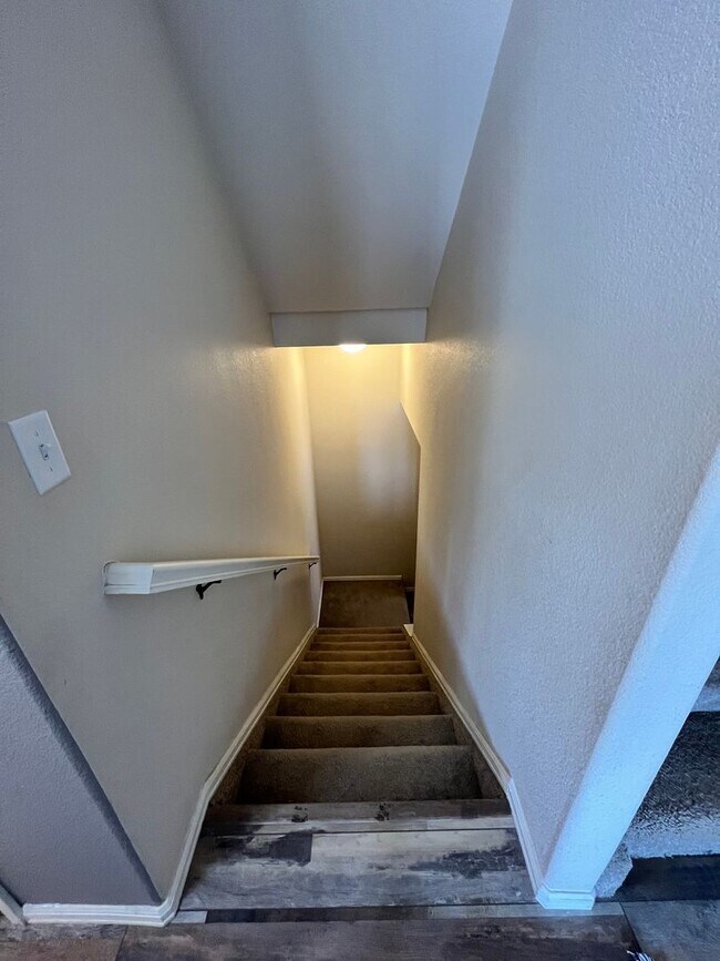 Building Photo - Gorgeous 3 bed/2.5 bath home with 3-CAR TA...