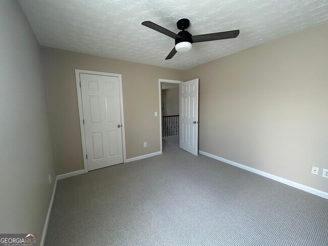 Building Photo - 2405 Village Green Dr