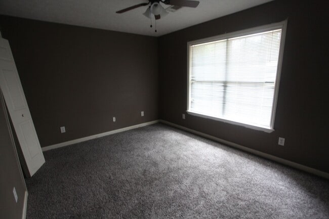 Building Photo - 3 Bedroom/ 2 Bathroom Home!