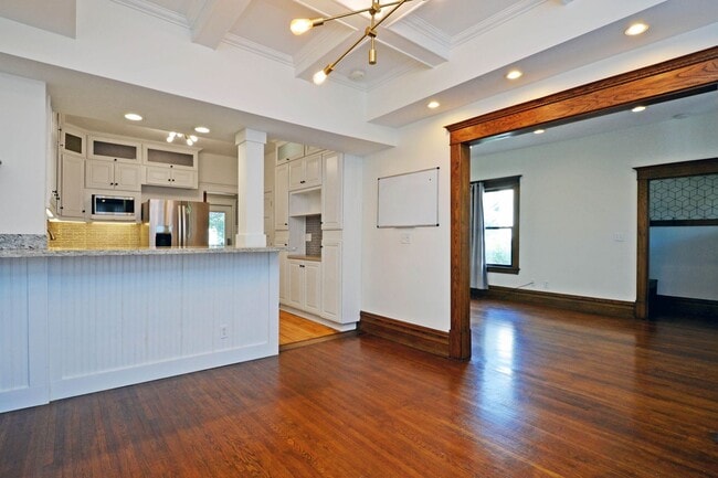 Building Photo - Beautiful 4-Bedroom 2-Bathroom Home in St. Paul!