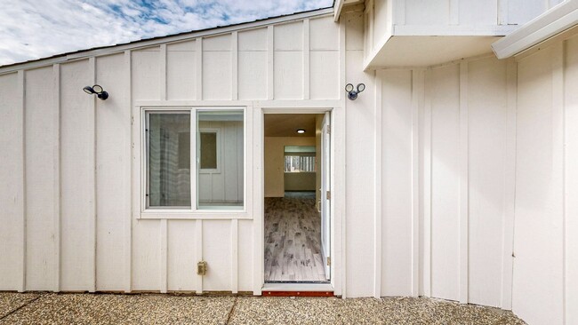 Building Photo - 2113 Dennis Ln