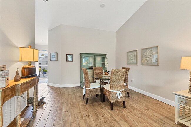 Building Photo - 513 Woodstork Cir