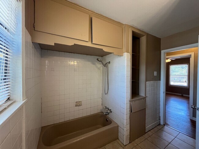 Building Photo - THREE BEDROOM ONE BATH HOME!