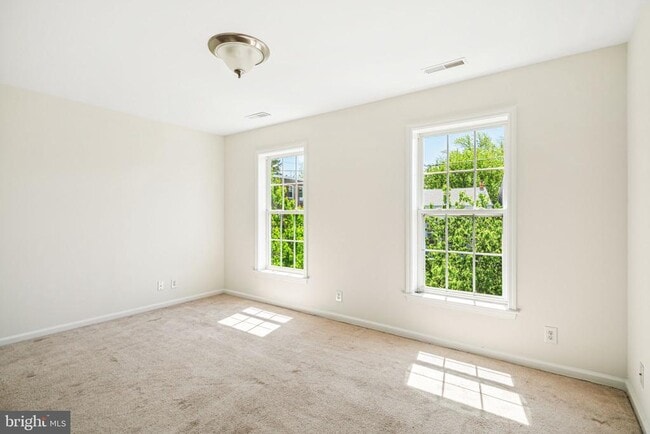 Building Photo - 396 Delmar St