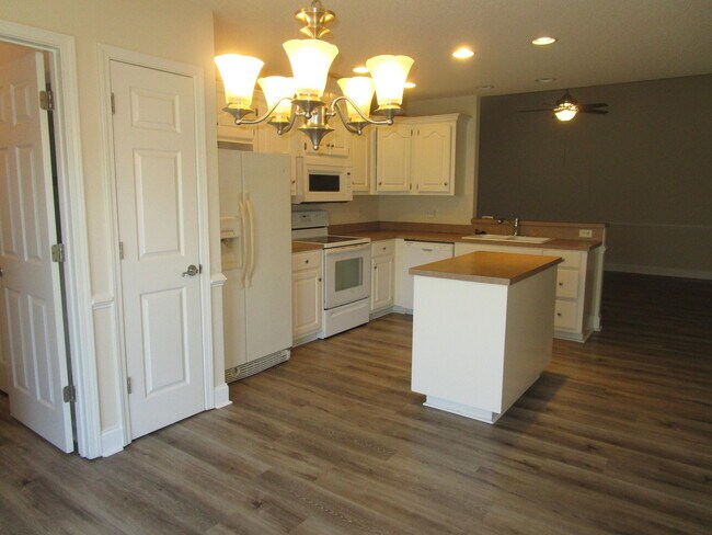 Building Photo - 3442 Beacon Dr