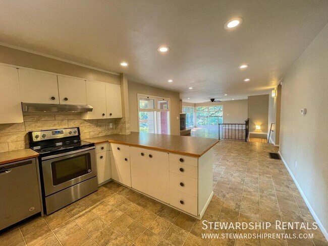 Building Photo - 1800 Sylvan St