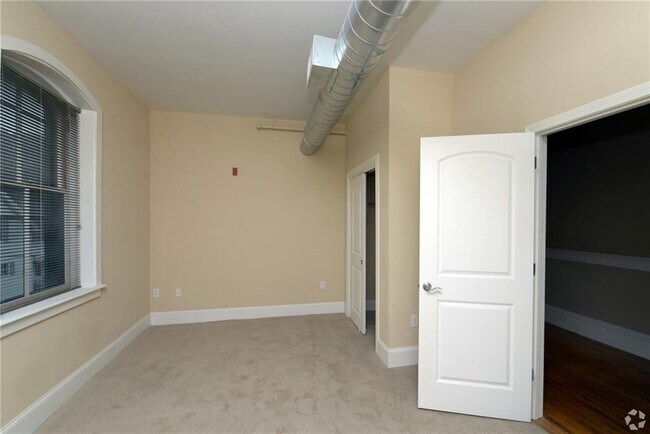 Building Photo - 75 Pocasset St