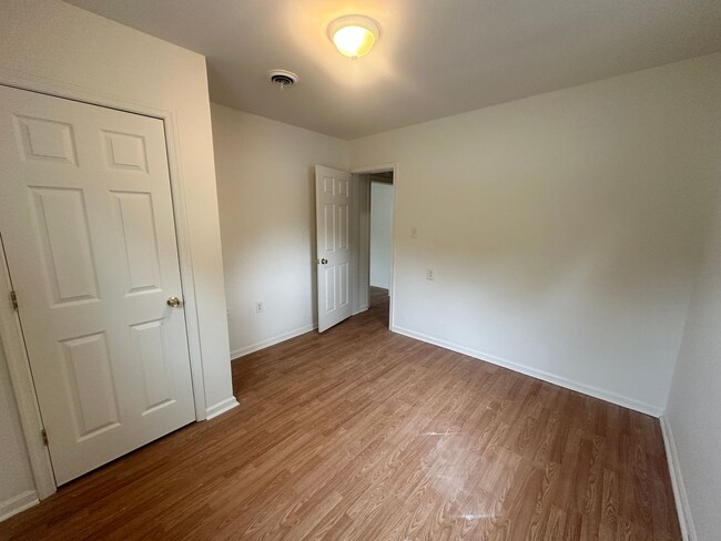 Building Photo - 422 Longwood Ave