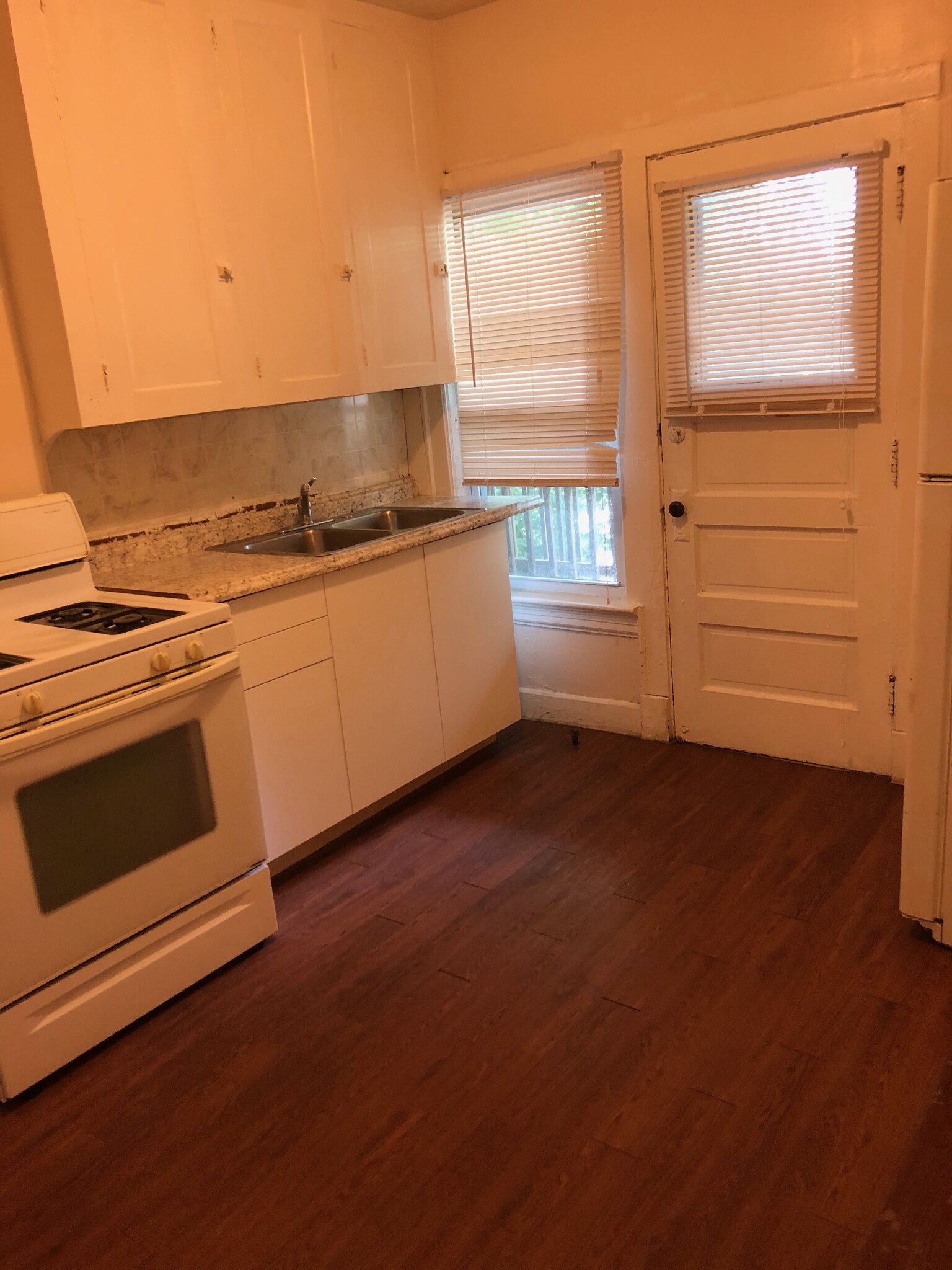 Gas stove/refrigerator included - 10000 Lamont Ave