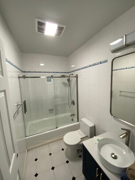 Building Photo - 8722 Villa La Jolla Dr