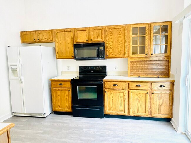 Large Vaulted Ceiling Kitchen - 17065 Foxton Dr