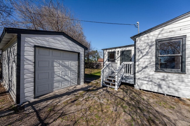 Building Photo - 406 Robert Dr