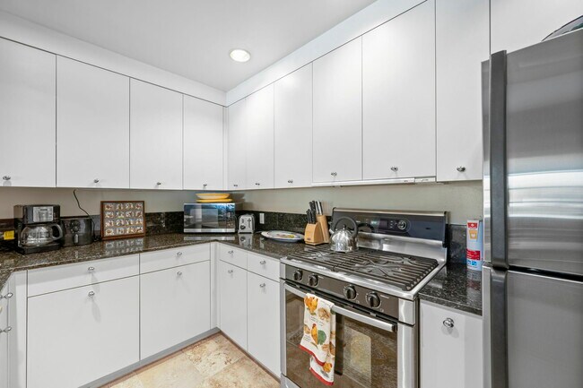 Building Photo - 2552 Hyde St