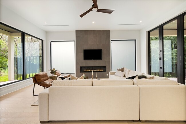 Building Photo - 2504 Bluffview Dr