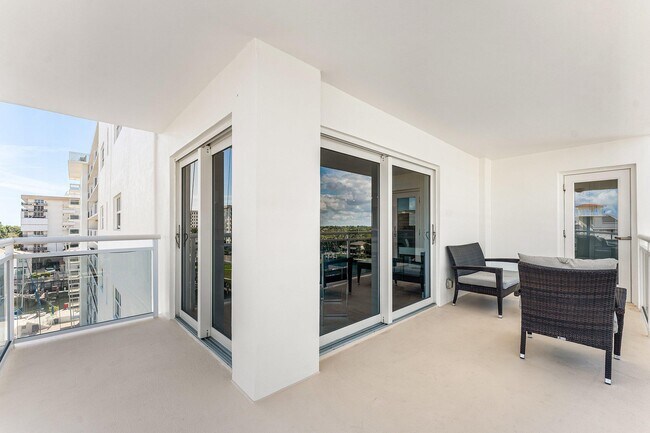 Building Photo - 1160 Hillsboro Mile