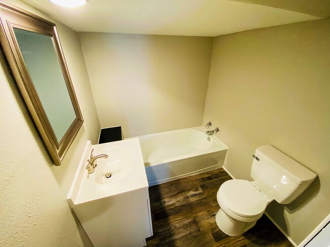 Building Photo - COMING SOON: Spacious 3 Bedroom 2 Bathroom...