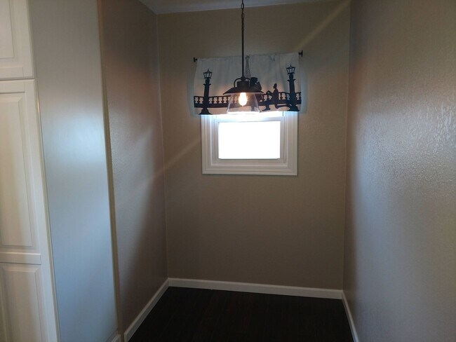 Building Photo - ALL PROSPECTIVE TENANTS MUST SUBMIT A $58 ...