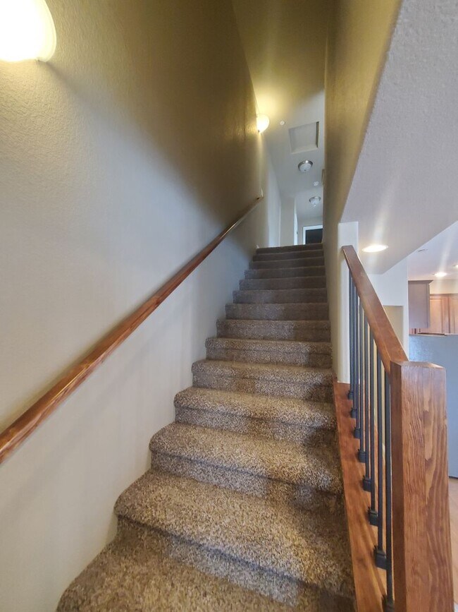 Building Photo - Updated 3 Bedroom Townhouse Across From Horsetooth Reservoir!