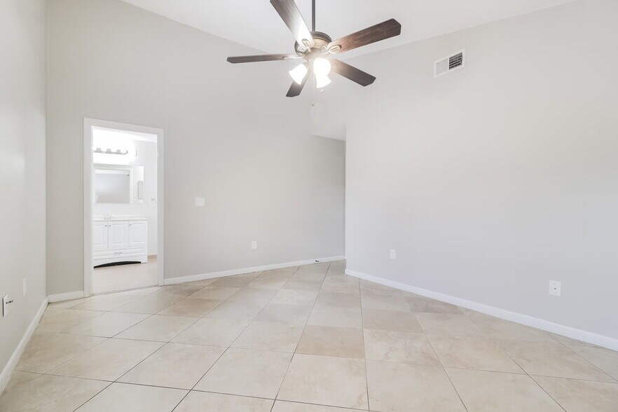 Building Photo - 4262 Sandhurst Dr