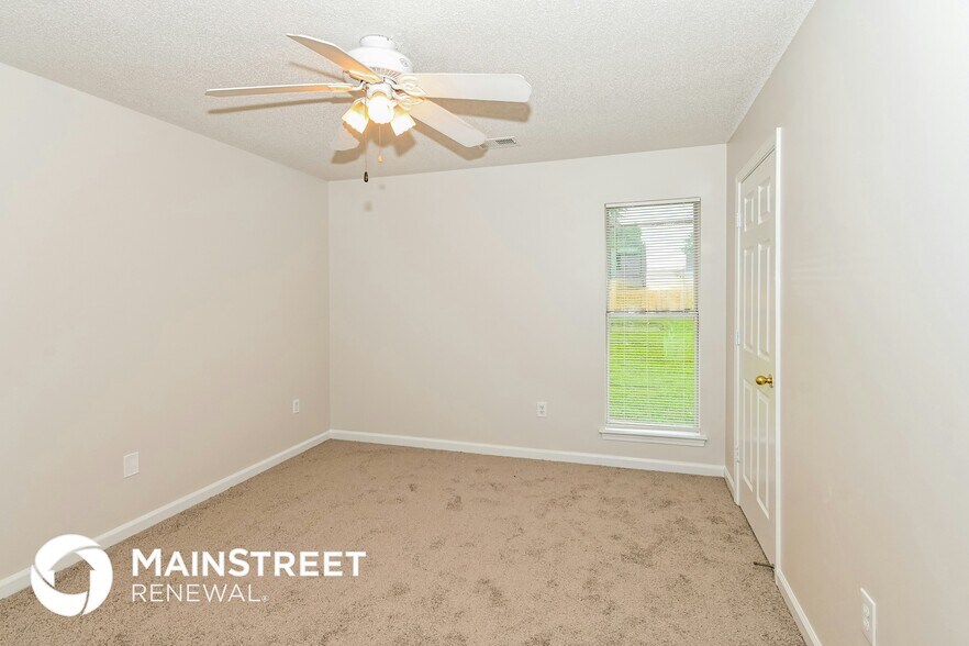 Building Photo - 10676 Oak Cir N