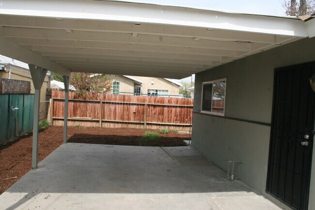 Building Photo - 525 Goodman St