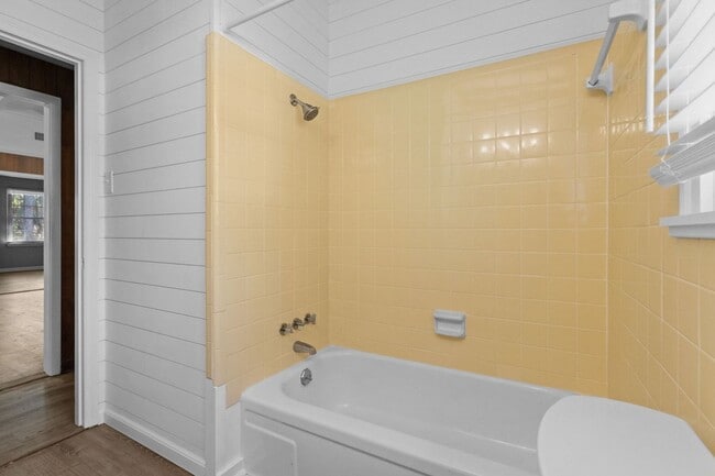 Building Photo - Spacious 4 Bedroom 2 bath home in Pawley's Island