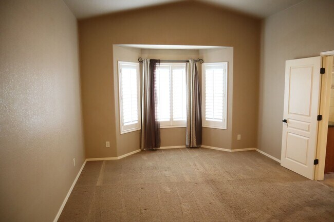 Building Photo - Livable, Lovable, & Avaiable!