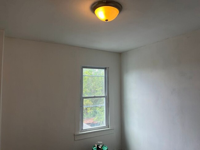Building Photo - Newly updated 3 bedroom home