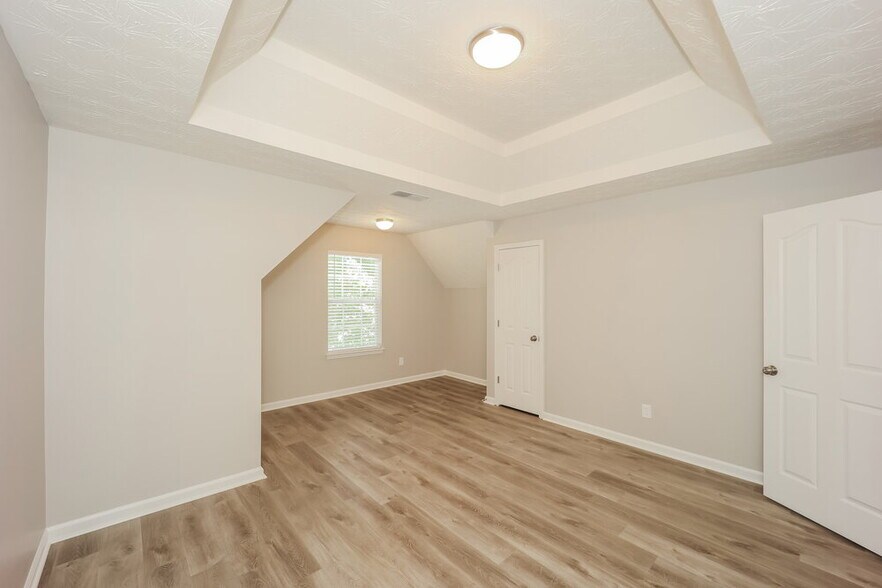 Building Photo - 6 St Charles Pl