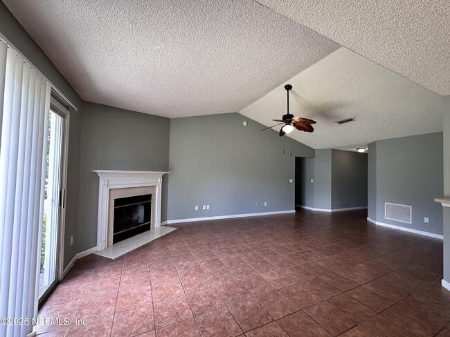 Building Photo - 9007 Bridgecreek Dr W