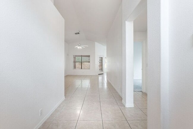 Building Photo - Enjoy an open floor plan with all appliances!