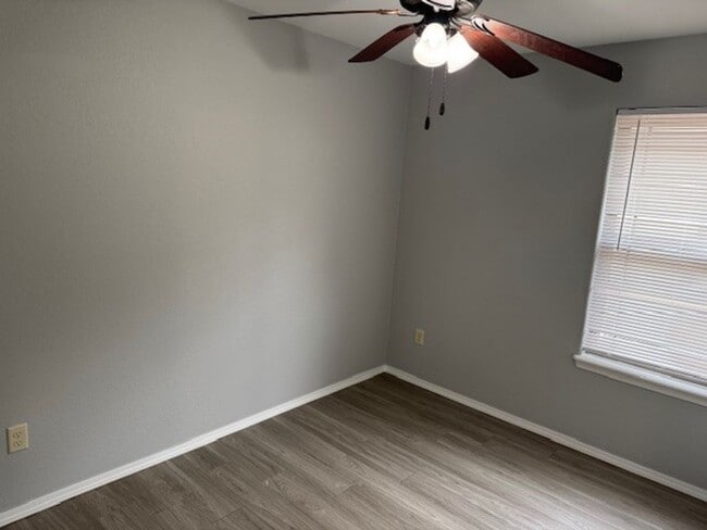 Building Photo - Charming 2 bedroom 2 bathroom Duplex in Ch...