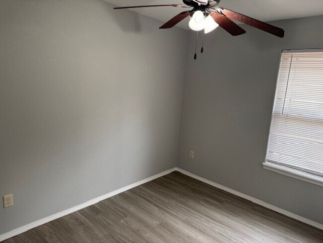 Building Photo - Charming 2 bedroom 2 bathroom Duplex in Charleston