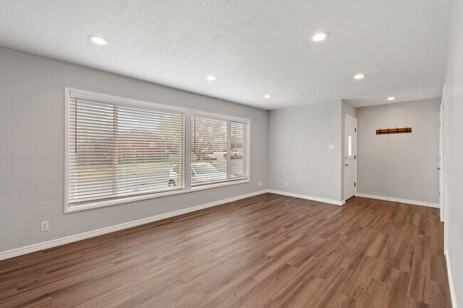 Building Photo - This charming, 4 bedroom 2 bath updated bungalow in the heart of Ogden for $2150 a month