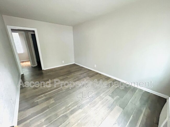 Building Photo - 217 Sequoia Dr