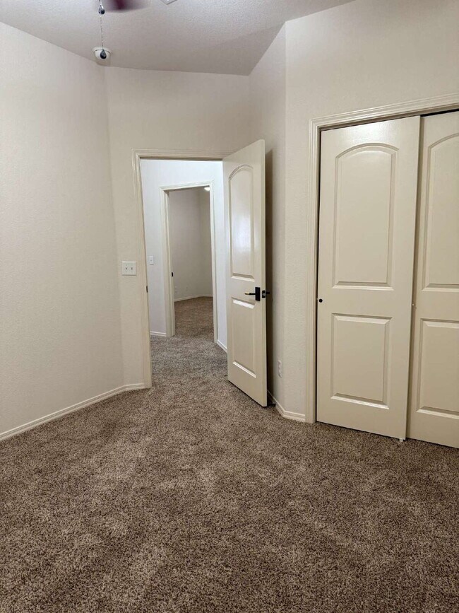 Building Photo - "Spacious 4-Bedroom Oasis with Granite Kit...