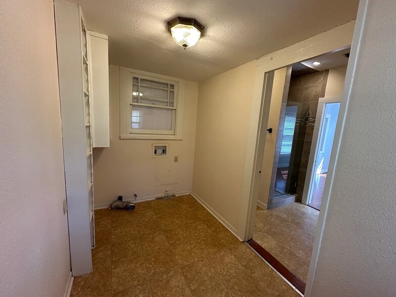 Laundry room - 521 E Charnwood St
