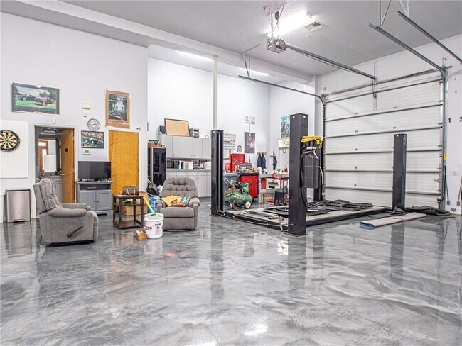 Building Photo - 920 E Lake Dr