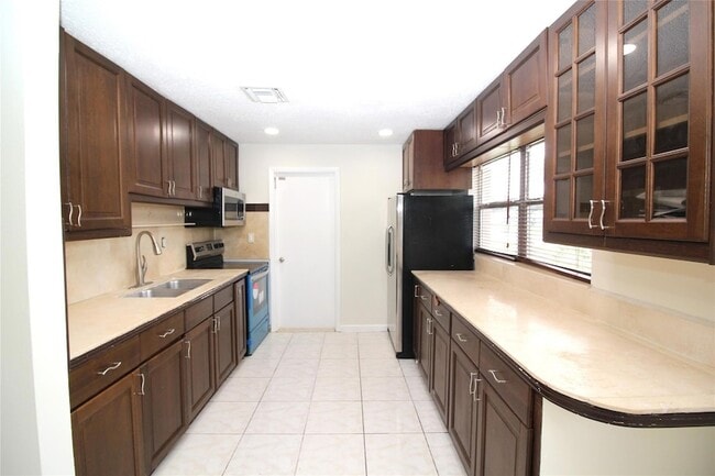 Building Photo - 3910 SW 61st Ave