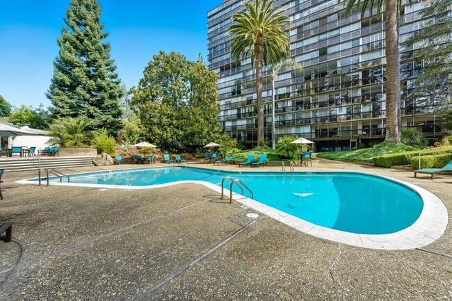 Building Photo - Alqiwz