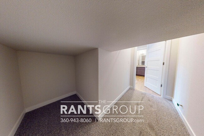 Building Photo - Beautiful Home! Easy JBLM Commute!