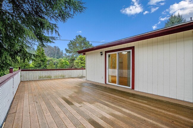 Building Photo - Sun-Filled 2BR/2BA Upper Home with Large Decks & Hardwood Floors in Aptos