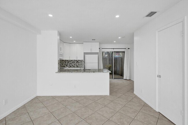 Building Photo - 2884 S Cambridge Ln